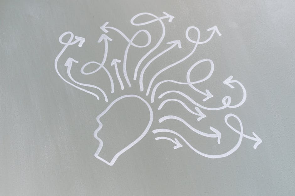 Chalk drawing of a head with swirling arrows represents mental activity and thought process. QI acima da média